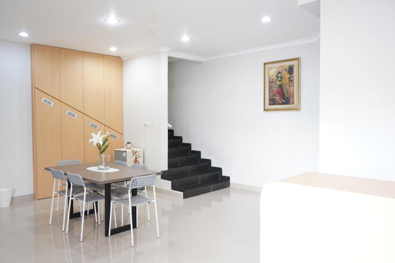 Urooms Senayan Jacarta Exterior foto